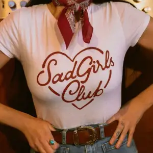 Sad girls club tee tröja. Används en gång. 100% bomull. Byst 38cm, längd 53cm