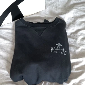 Replay sweatshirt - Säljer denna snygga Replay sweatshirt i bra skick för dunder pris. Strl L, pris 249kr.