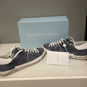 Philippe model skor - Hej, säljer dessa eftertraktade philippe model i storlek 43! Skorna är i nyskick och aldrig använda, allt på bilden tillkommer alltså box, extra snören osv.  
