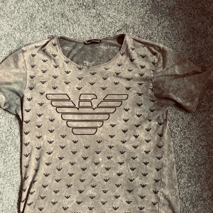 Armani tröja - Säljer min Armani tröja då jag inte använder den så mycket, därför är den till ett bra pris. Den är äkta. Hör av er vid minsta funderingar🤗