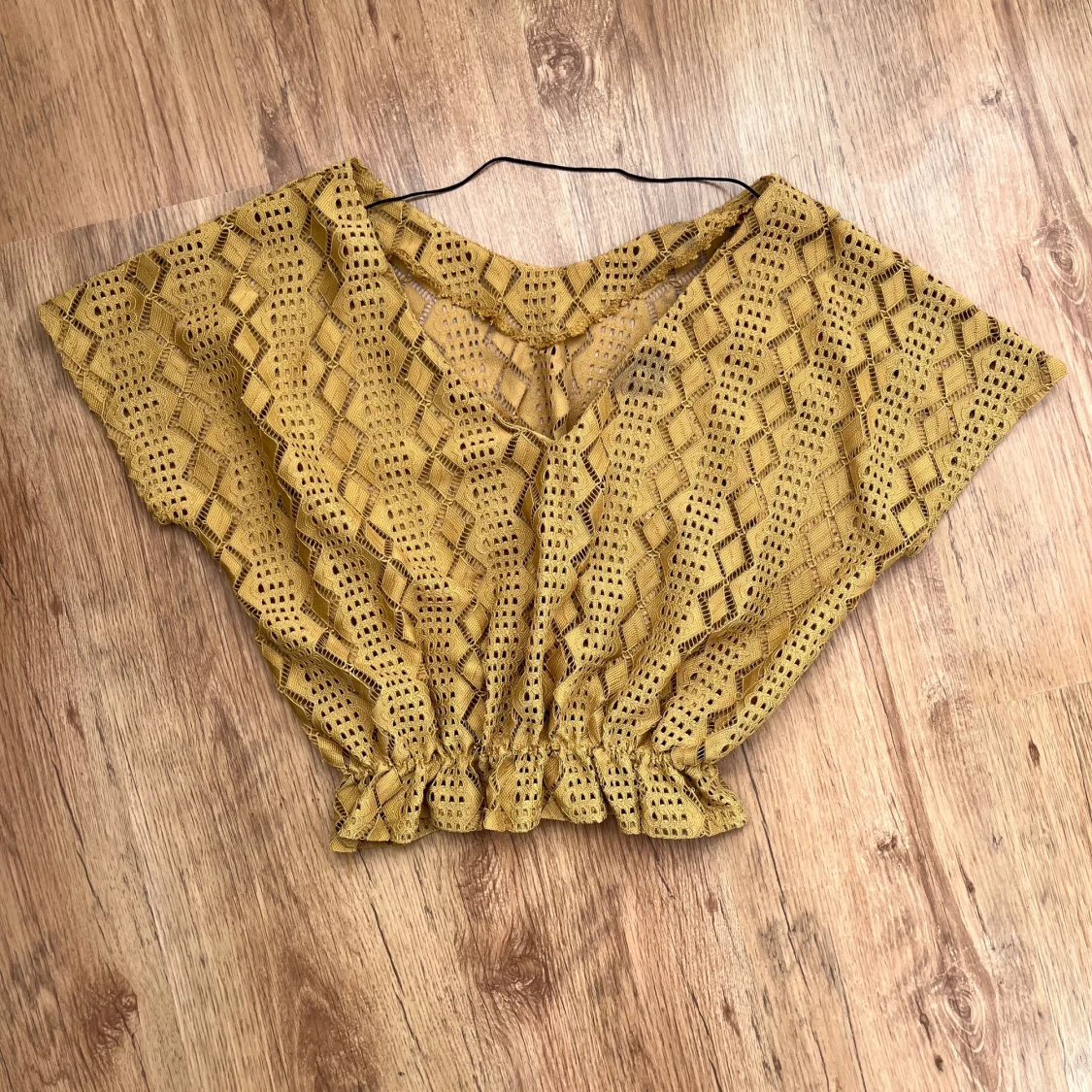 Somrig orange/gul topp med detaljer