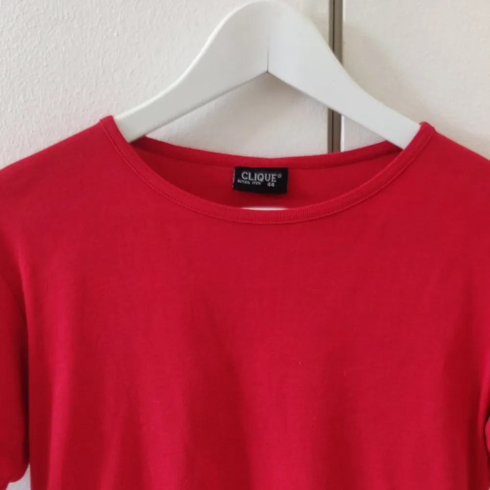 Vanlig röd tshirt i storlek 44 men passar som en s/m på mig. T-shirts.