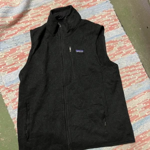 Patagonia väst  - Fin väst, du blir finance bro om du har en sådan. Kan vara något nopprig. Den rollas innan den skickas! 