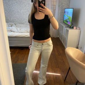 Lågmidjade jeans - Supersnygga lågmidjade bootcut jeans från crocker! Passar S
