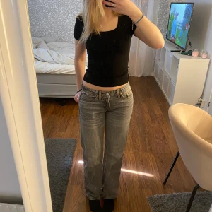 Lågmidjade jeans - Arrow low jeans från weekday i strl 26/32 i nyskick! Nypris 590kr