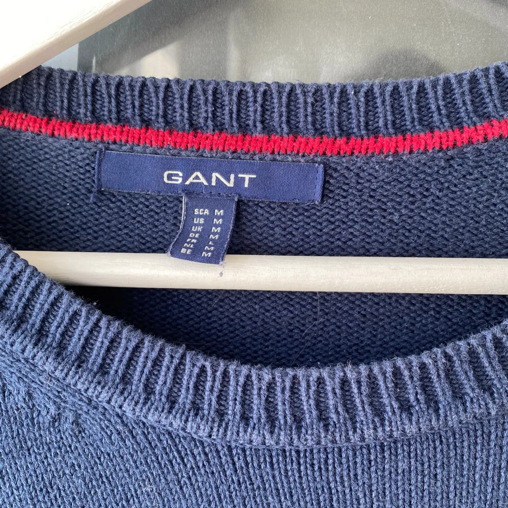 Fin mörkblå stickad tröja från Gant i storlek M (lite mindre i storleken). Tröjor & Koftor.