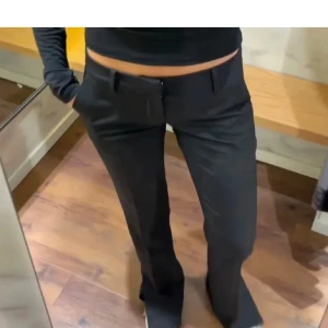 Lågmidjade kostymbyxor  - Superfina och trendiga lågmidjade ”Vera” kostymbyxorna från BikBok. Storlek 42 men brukar ha 38 i vanliga fall, nypris 499kr. Superfint skick.