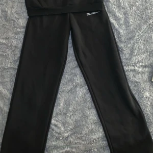 Bohoo mjukisset - Jag säljer detta fina men ändå basic set från Boohoo då det tyvär inte passar mig. Det är helt oanvänt och i perfekt skick. Köpt för 720 kr, men jag säljer det för cirka 50% mindre. Om du är intresserad får du mer än gärna höra av dig för föer bilder