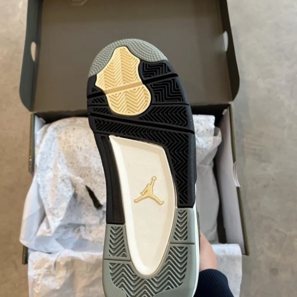 Air Jordan 4 Craft Olive, nya med prislappen kvar i storlek 43, kvitto finns. Skor.