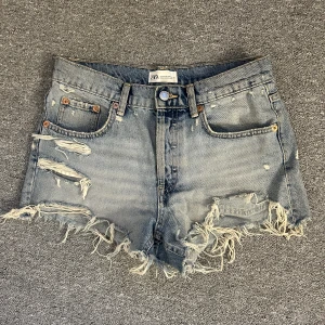 Jeans shorts  - Såå snygga Jeans shorts från Zara men som tyvärr blivit försmå💕 midwaist med coola slitningar, midjemått 38 tvärs över 🫶 kom privat för mer bilder, tryck gärna på köp nu knappen 