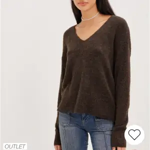 Säljer denna snygga bruna stickade tröjan. Den är endast använd ett fåtal gånger och är som i nyskick.