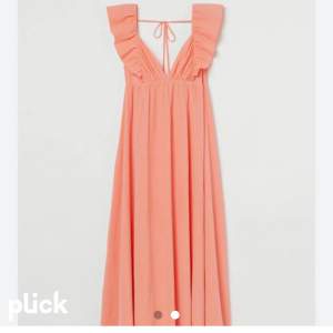 Söker den här klänningen från hm i storlek xs/s. Pris kan diskuteras! Kontakta gärna mig om ni säljer den❤️