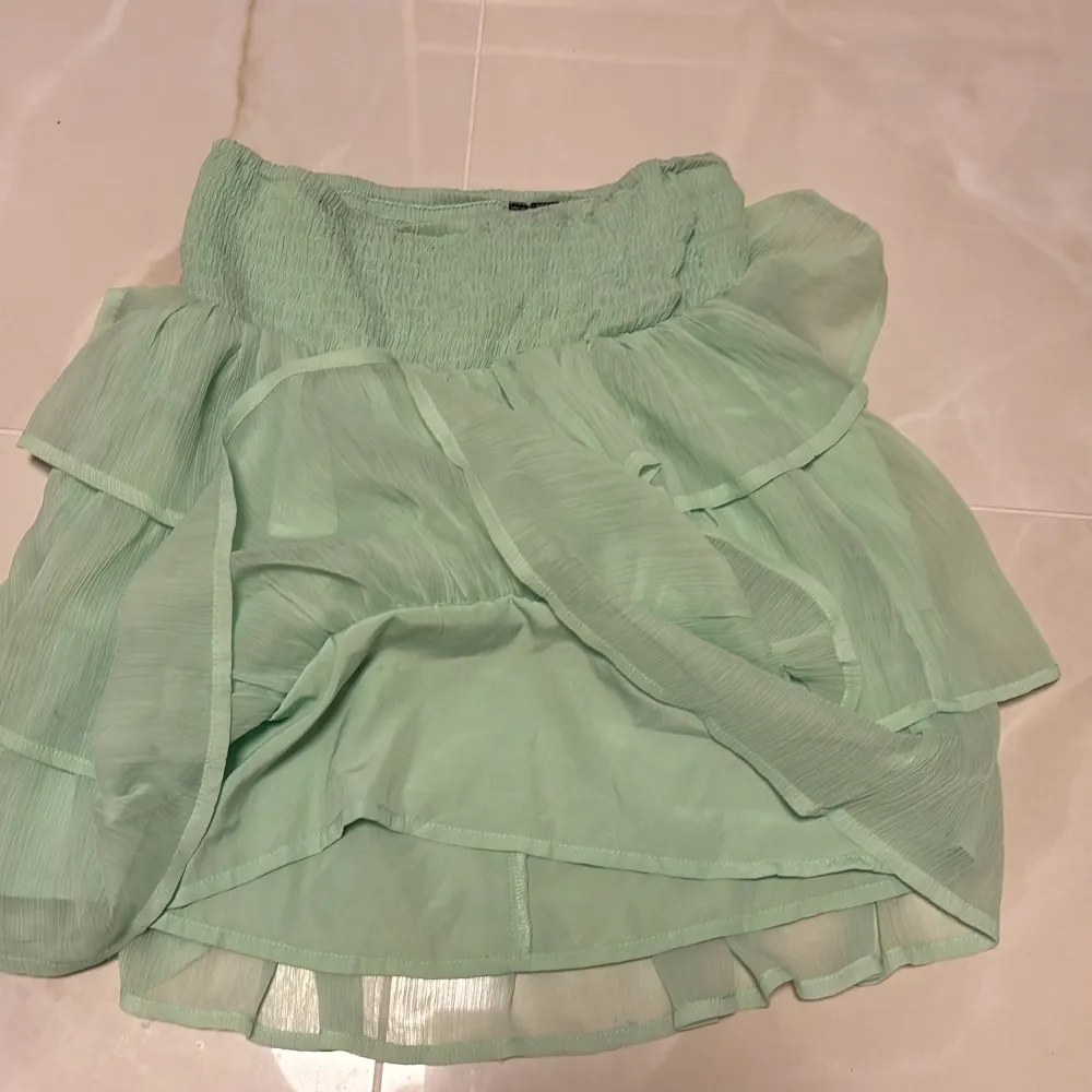 Jättefin kjol köpt på vero Moda, lappen är borta dock då den klia. Endast använd fåtal gånger och inga defekter. Jättefin kjol nu till sommaren och den har en väldigt härlig färg. Den är perfekt i längden och har en bra passform💞 storlek xs💓. Kjolar.