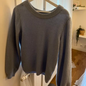 Stickad tröja - Säljer nu den här blåa stickade tröjan från OBJECT i storlek XS. Köptes för 499kr säljer för 50kr