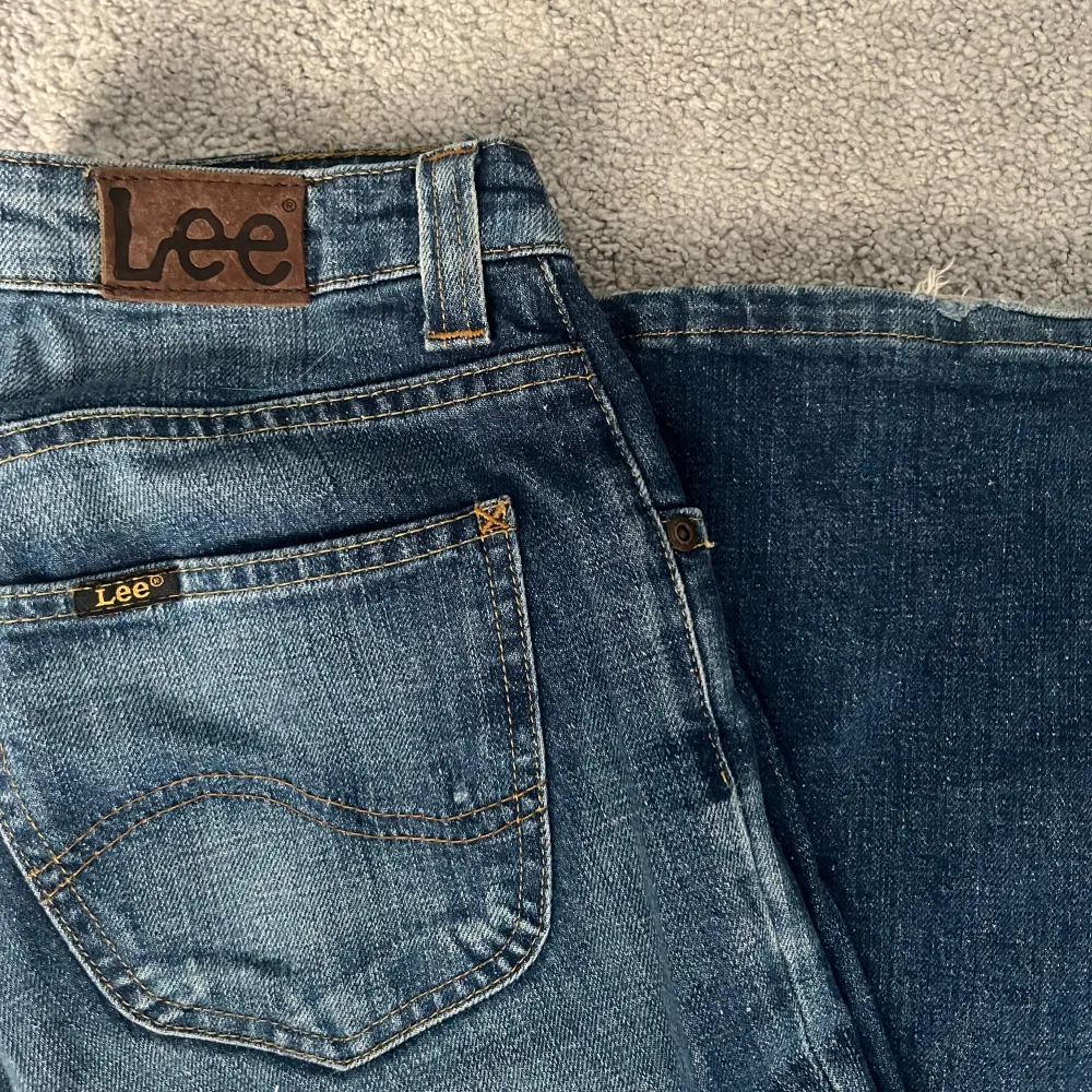 Säljer dessa supersnygga lowwaisted Lee jeans💘💘    I superbra skick, använda max 3 gånger! Pris går att diskutera, köparen står för frakt 📦 . Jeans & Byxor.