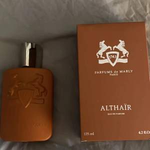 Säljer båda parfymerna åt min lillebror då han kände att doften inte riktigt passade honom. Althair är använd 2 gånger och Haltane 1 gång. Så båda är så gott som nya!  köp parfymerna var för sig eller tillsammans för ett billigare pris.