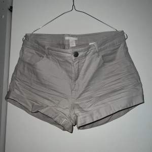 Shorts i färgen beige. Ljusa, snygga, sköna. Perfekt till varma sommardagar! 