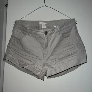 shorts - Shorts i färgen beige. Ljusa, snygga, sköna. Perfekt till varma sommardagar! 