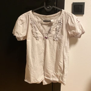 Odd Molly topp - Vacker benvit tröja från odd Molly med vackra detaljer. Storleken är 1 vilket motsvarar ungefär 34-36