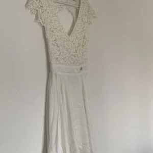 Studentklänning  - Säljer min studentklänning som är använd en gång. Storlek S. 