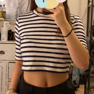 Croppad T-shirt  - Söt men måste bli av med kläder 💙