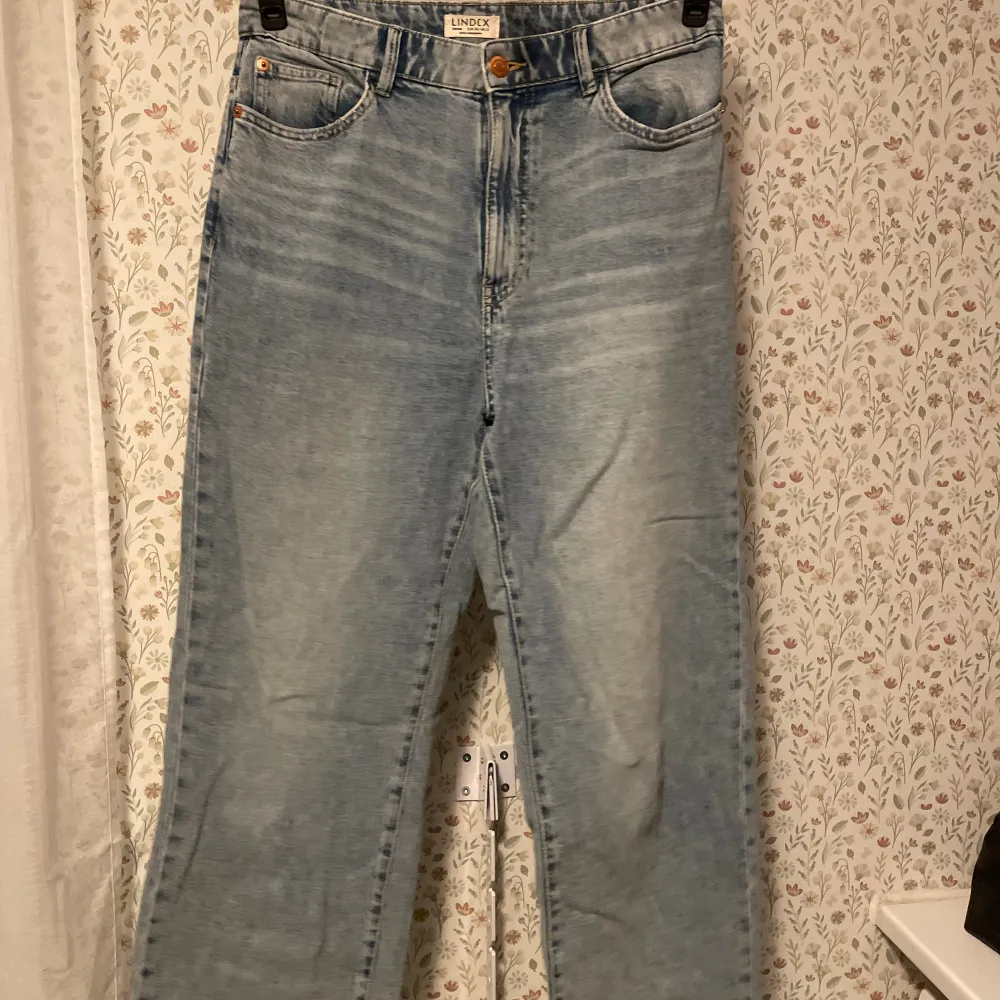 Snygga Wide jeans ifrån Lindex snygg ljus tvätt i mjuk denim aldrig använda endast provade . Farkut & Housut.