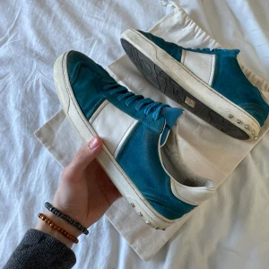 Valentino Flycrew - Säljer nu dessa feta Flycrews! Storlek 42 men sitter lite större. 4 nitar borta utöver det fint skick. Dustbag ingår vid köp. Skriv pm vid frågor!