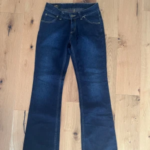 Lågmidjade Lee jeans - bootcut/straight leg 🩵 - Fina Lee jeans som är lågmidjade! Perfekt skick! 🩵 Storleken är oklar (kan inte hitta på byxorna) men hade sagt att det passar storlek 32/34. Fräscha, har en fin mörkblå färg. Pris går att diskutera 🙏🏼🙏🏼