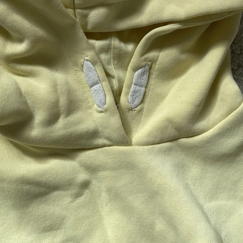 En stor, lång , varm och bekväm gul hoodie med mjukt material inuti!Använd någon enstaka gång! Med en väldigt svag fläck på högra armen som jag tror går bort i tvättmaskinen! Och har en ficka där fram!👌🏼😍❤️. Hoodies.