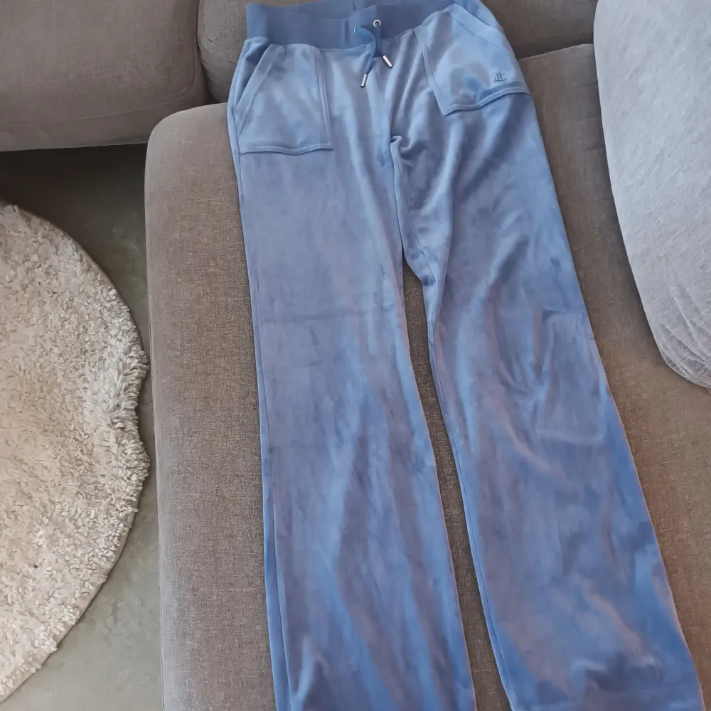 Juicy couture i färgen grey/blue. Dem är inte använd så mycket så dem är i bra skick. Byxorna är i storlek S. Hund finns i hemmet. . Jeans & Byxor.