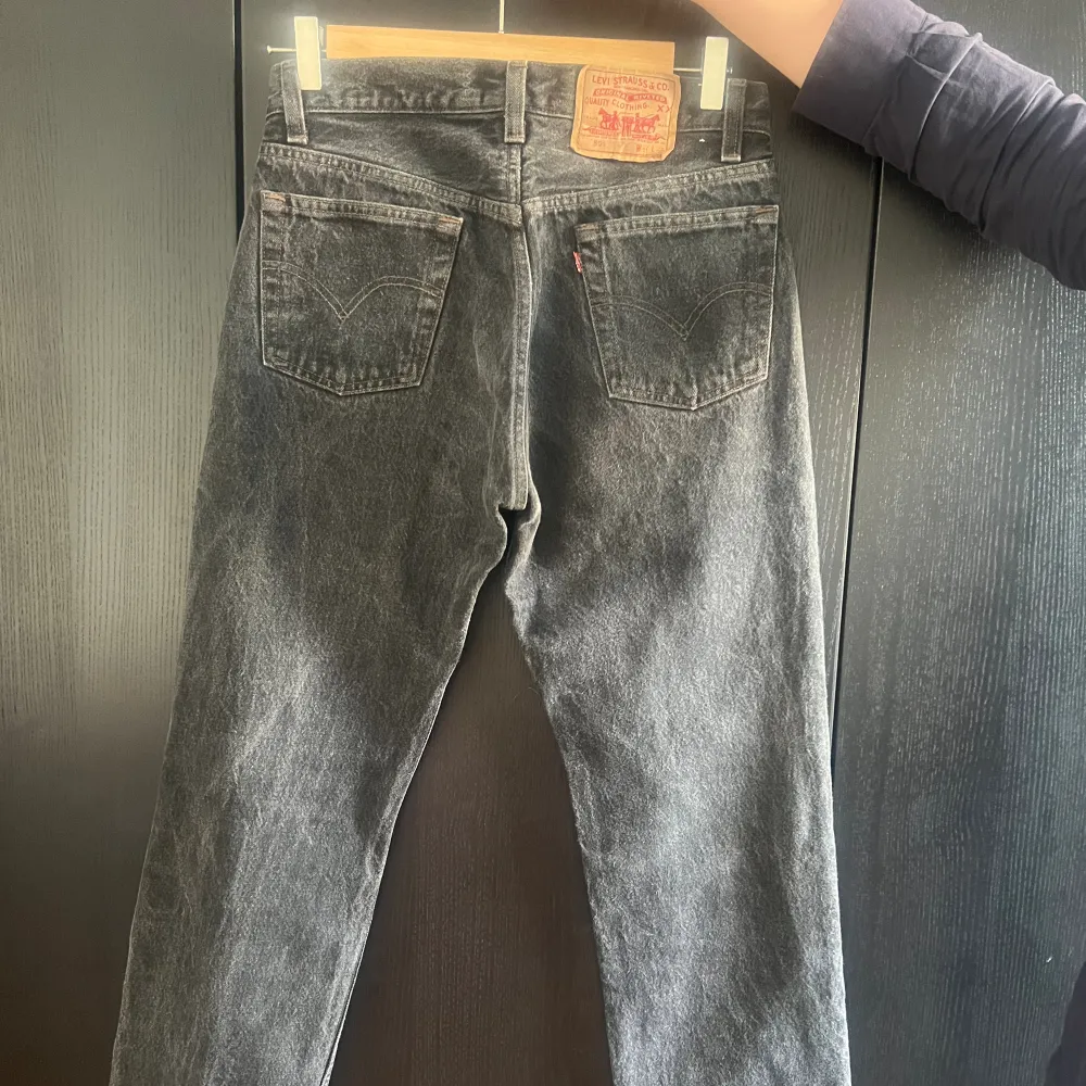 Vintage herr levi’s 501 från 90-talet. Riktigt häftiga och i bra skick. Dom är quality vintage jeans, svåra att hitta sådana. Vid övriga frågor är det enbart att skriva ✍️  Midjemått: 38cm Innerbensmått:76cm Ytterbensmått:100cm. Jeans & Byxor.
