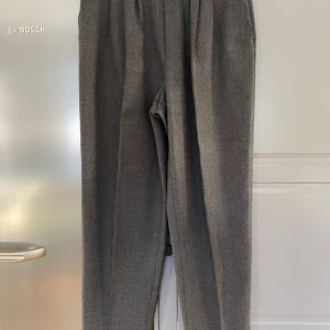 Kostymbyxor dam från Brandtex strl 38 - Mörkgrå  60% Polyester  40% Ull Mycket fint skick  Resår i sidan i midjan