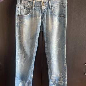 FORNARINA jeans med tryck, one of a kind i underbart skick. Har mindre detaljer som är helt unikt och snyggt. Vid ytterligare frågor är det enbart att skriva ✍️  Midjemått:38cm Innerbensmått:85cm Ytterbensmått:103cm