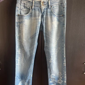 FORNARINA JEANS 👖✨ - FORNARINA jeans med tryck, one of a kind i underbart skick. Har mindre detaljer som är helt unikt och snyggt. Vid ytterligare frågor är det enbart att skriva ✍️  Midjemått:38cm Innerbensmått:85cm Ytterbensmått:103cm
