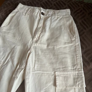 Cargobyxor  - Cargobyxor i beige färg, köpta på stradivarius använda fåtal gånger så de är nästan som nya! 