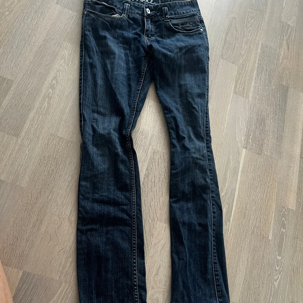 Säljer ett par djupet fina Jeans som är för små för mig. Det är boutcut i benen och passar mig i längden som är 170 cm❤️. Jeans & Byxor.