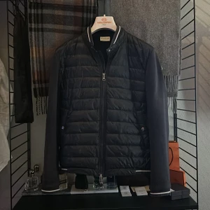 Moncler cardigan M  - tjena, säljer nu min moncler cardigan för den blivit för liten! Skicket är 9/10( kom priv för bild). Nypris ligger på 8-9k men är köpt på garmsmarket för 4000. Är storlek M och passar dig bäst som är 172-176cm lång! skriv vid bilder&frågor🙏🏽🤝🏽