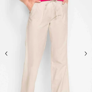 Linnebyxor beige - Linnebyxor från bonprix, använd ett väldigt fåtal gånger! Nyskick men de är uppsydda hos skräddare så de passar dig runt 160cm🌸✨