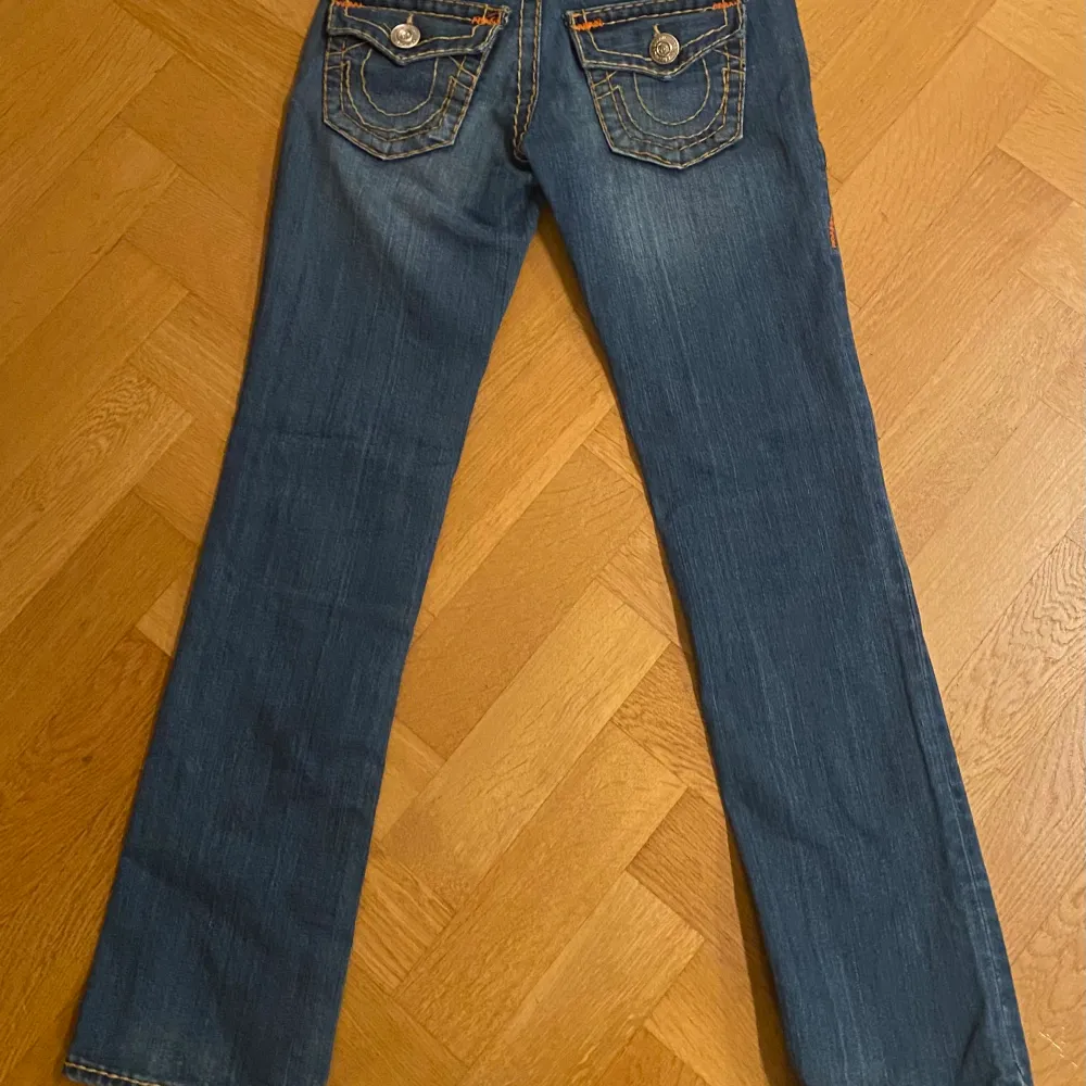 Lågmidjade True Religion jeans med gul söm i storlek 26. Väldigt bra skick, inga tecken på användning. Skriv innan du klickar köp. ❤️. Jeans & Byxor.
