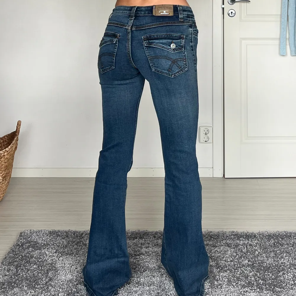 lappar kvar 💗 midjemått: 35cm rakt över, innerbenslängd: 80cm 💗 . Jeans & Byxor.