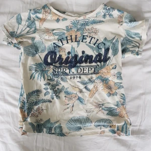 Somrig t-shirt - Denna tröja säljer jag för att den inte passar mig längre. Den är i fint skick och passar perfekt för en varm sommardag. 