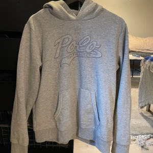 Ralph lauren hoodie  - Ralph lauren hoodie i storlek XL junior. Passar small-medium.