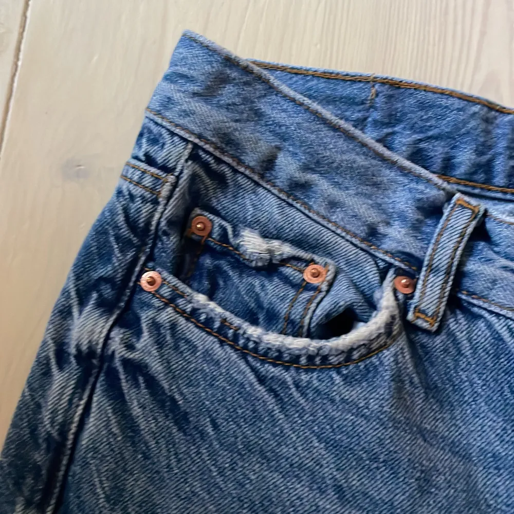 säljer mina älskade jeans från Gina Tricot. De är low wasted, men inte super low wasted. Straighta, ganska långa byxor,själv är jag 1,75m och de passar mig perfekt. Inga fläckar eller liknade, de är inte jätte baggy.Och de passar bäst till någon smal. Jeans & Byxor.