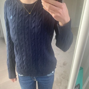 Polo Ralp lauren tröja - I storlek känns som en xs/s och är i ett väldigt fint skick, använd fåtal gånger❤️ Skriv för fler bilder eller frågor💕