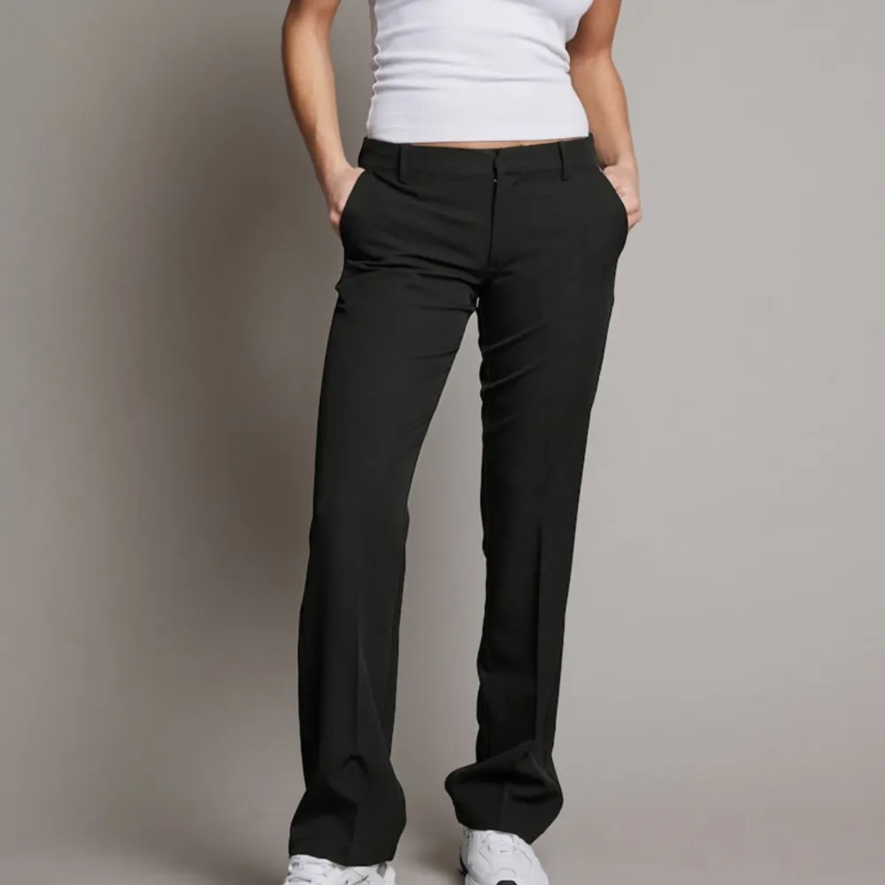 De populära lågmidjade kostymbyxorna från bikbok, som nya.   Byte mot likadana fast i S / 36 är oxå intressant 🩷. Jeans & Byxor.