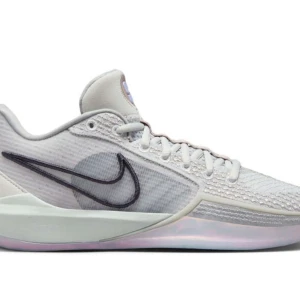 Basketskor Sabrina 1s iconic  - Helt nya basketskor har inte använts en enda gång eftersom att det inte har kommit till någon nytta original pris 1800kr!!