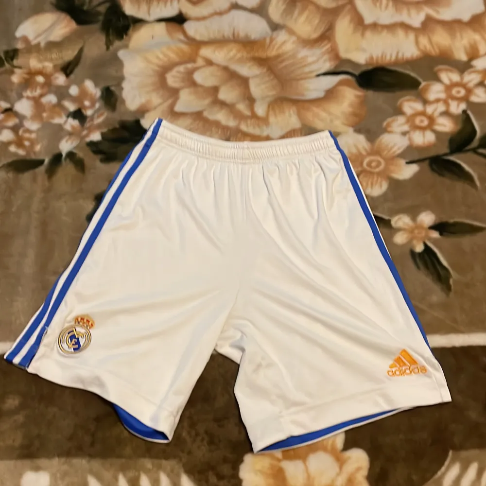 Real Madrid kit säsong 21/22 använt ett par gånger bra skick inget nummer på ryggen. T-shirts.