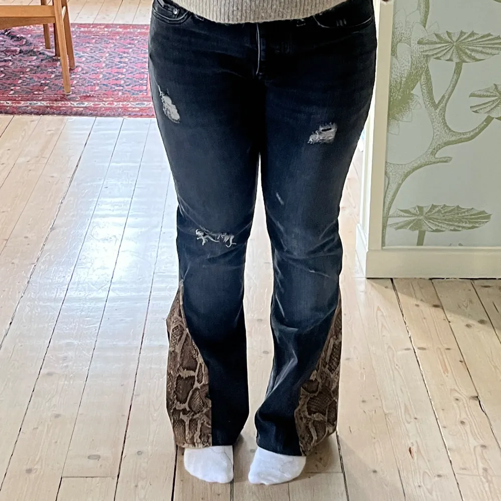 Flare jeans ifrån Calvin Klein med ormtryck. Bra skick och super snygga!. Jeans & Byxor.