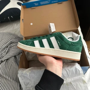 Adidas campus 00 - Säljer ett par helt nya oanvända adidas campus 00 Storlek 38  Cond 10/10  Pris 1600 Kvitto finns självklart  