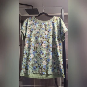 Super söt blus från B.Young - En fin blus med t-shirt material baktill från B young Strl xs men stor i strl så passar även S  Inga anmärkningar ✨